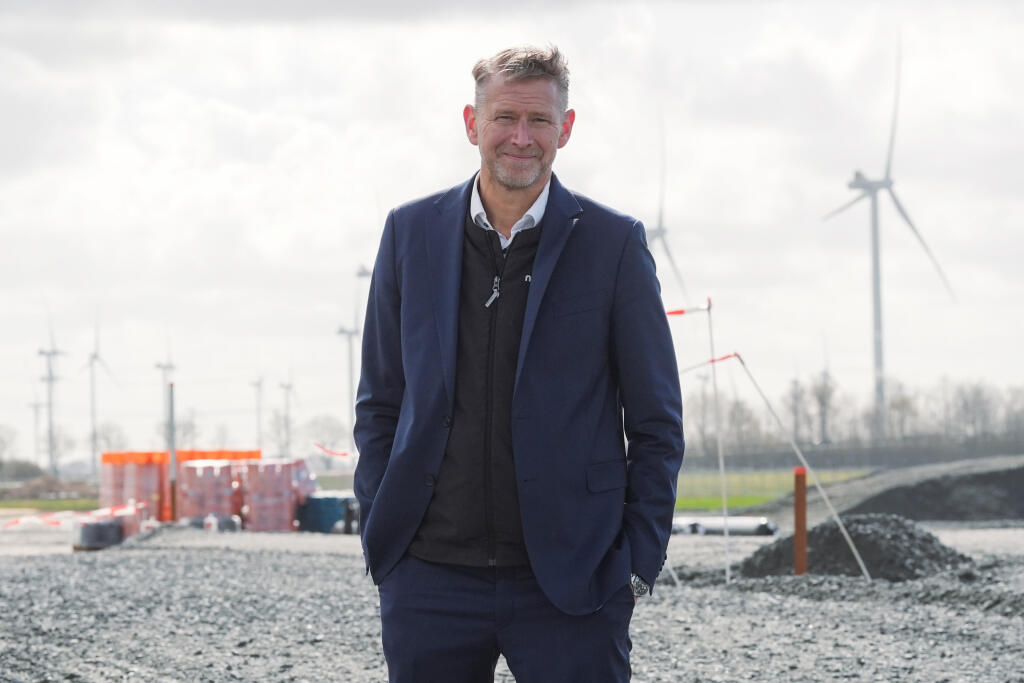 KK42 archív Lohe-Rickelshof - Na archívnej snímke z 25. marca 2024 riaditeľ Northvoltu Peter Carlsson v nemeckom meste Lohe-Rickelshof. Švédsky výrobca batérií pre elektromobily Northvolt v piatok 22. novembra 2024 oznámil rezignáciu svojho generálneho riaditeľa Petra Carlssona niekoľko hodín po tom, ako spoločnosť požiadala o ochranu pred veriteľmi v USA. FOTO TASR/DPA
ARCHIV - 25.03.2024, Schleswig-Holstein, Lohe-Rickelshof: Peter Carlsson, CEO von Northvolt, steht auf dem Baufeld seiner Gigaf