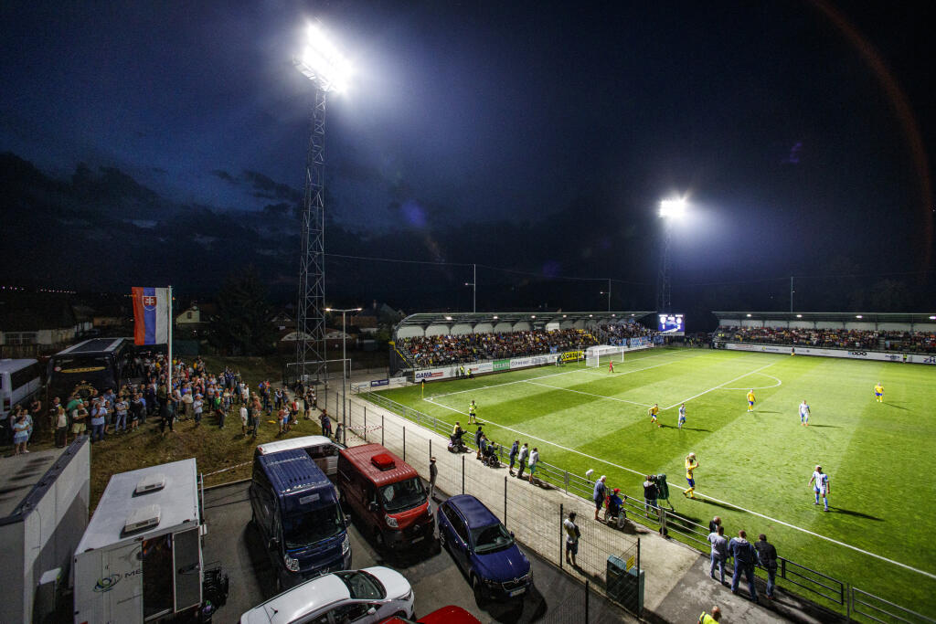 Na snímke fanúšikovia sledujú spoza plota zápas 1.kola Fortuna Ligy medzi nováčikom FK Pohronie a úradujúcim majstrom ŠK Slovan Bratislava.