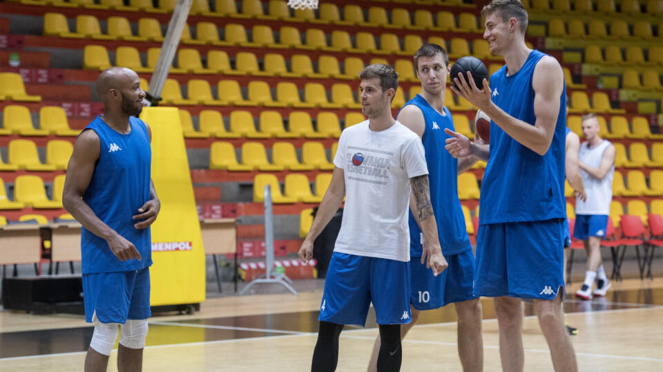 Na snímke slovenskí basketbaloví reprezentanti zľava Andre Jones, Mário Ihring, Vladimír Brodzianský a Michael Fusek počas reprezentačného tréningu 16. júla 2020 v Bratislave. FOTO TASR - Martin Baumann