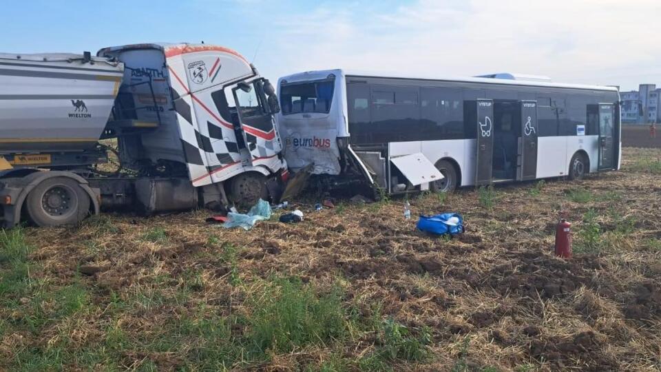 Pred obcou Turňa nad Bodvou v okrese Košice-okolie došlo v utorok popoludní k nehode autobusu a kamióna.