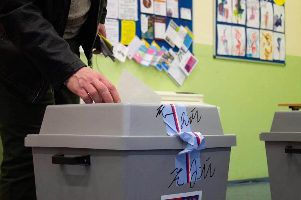 Na snímke volič hlasuje vo volebnej miestnosti na základnej škole v 1. kole prezidentských volieb Českej republiky 13. januára 2023 v Prahe. Voľby sa konajú počas dvoch dní, v piatok sa hlasuje od 14.00 do 22.00 h, v sobotu (14. 1.) budú volebné miestnosti otvorené od 8.00 do 14.00 h. Neoficiálne výsledky prvého kola by mali byť známe v sobotu podvečer. FOTO TASR - Barbora Vizváryová