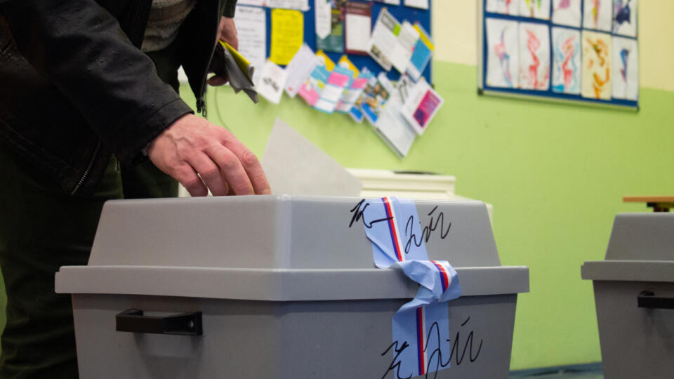 Na snímke volič hlasuje vo volebnej miestnosti na základnej škole v 1. kole prezidentských volieb Českej republiky 13. januára 2023 v Prahe. Voľby sa konajú počas dvoch dní, v piatok sa hlasuje od 14.00 do 22.00 h, v sobotu (14. 1.) budú volebné miestnosti otvorené od 8.00 do 14.00 h. Neoficiálne výsledky prvého kola by mali byť známe v sobotu podvečer. FOTO TASR - Barbora Vizváryová