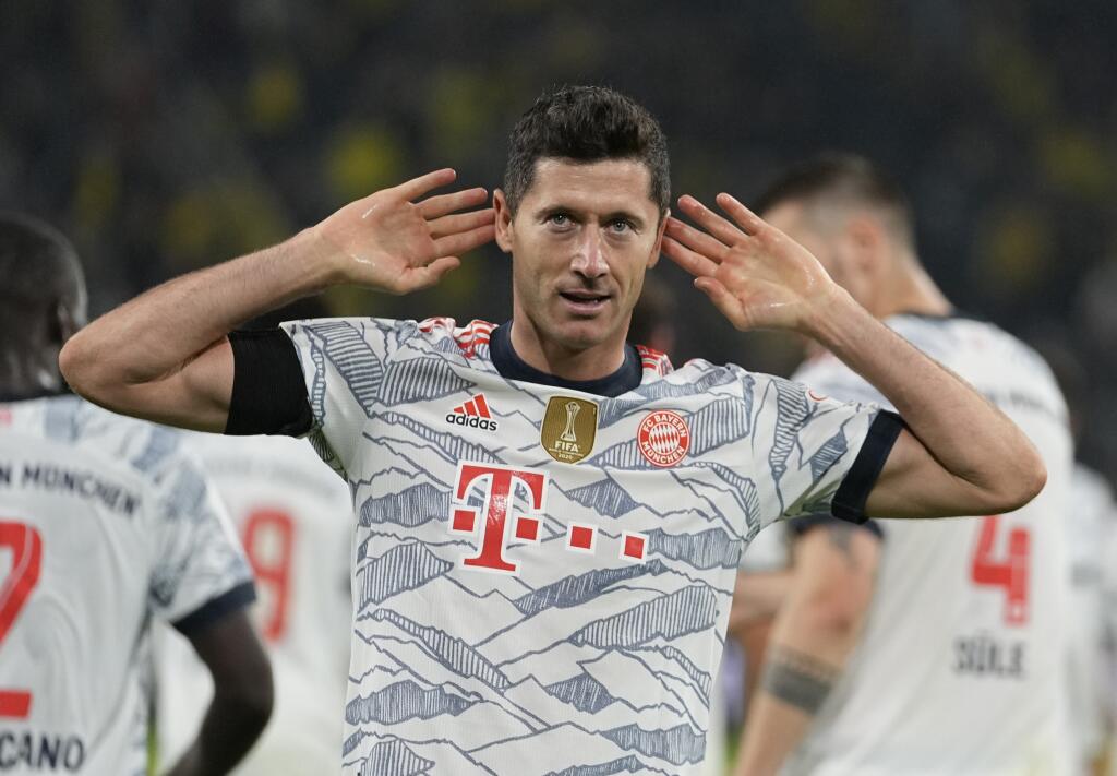KK11 Dortmund - Futbalista Bayernu Mníchov Robert Lewandowski sa teší po strelení gólu v zápase nemeckého Superpohára Borussia Dortmund - Bayern Mníchov v Dortmunde 17. augusta 2021. FOTO TASR/AP
Bayern's Robert Lewandowski celebrates after scoring his side's third goal during the German Supercup soccer match between Borussia Dortmund and Bayern Munich in Dortmund, Germany, Tuesday, Aug. 17, 2021. (AP Photo/Martin Meissner)
