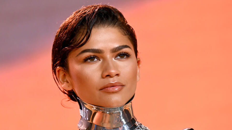 Zendaya pri propagácii druhej časti filmu Duna predviedla viacero zaujímavých outfitov, no robotický oblek bol top.