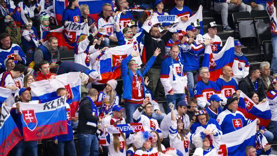 Na snímke slovenskí fanúšikovia počas zápasu A-skupiny Lotyšsko - Slovensko na 88. majstrovstvách sveta v ľadovom hokeji v Štokholme 18. mája 2025. FOTO TASR - Jakub Kotian
