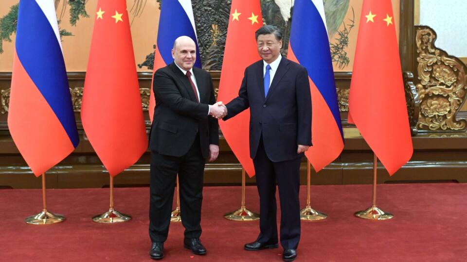 EBE 32 Peking - Na snímke zľava ruský premiér Michail Mišustin a čínsky prezident Si Ťin-pching počas privítania v rámci návštevy v čínskom Pekingu v stredu 24. mája 2023. FOTO TASR/AP
Russian Prime Minister Mikhail Mishustin, left, and Chinese President Xi Jinping pose for a photo prior to their talks in Beijing, China, Wednesday, May 24, 2023. (Alexander Astafyev, Sputnik, Government Pool Photo via AP)
