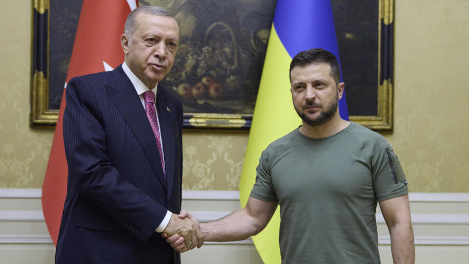 Ukrajinský prezident Volodymyr Zelenskyj (vpravo) a turecký prezident Recep Tayyip Erdogan (vľavo) počas stretnutia v ukrajinskom meste Ľvov vo štvrtok 18. augusta 2022.