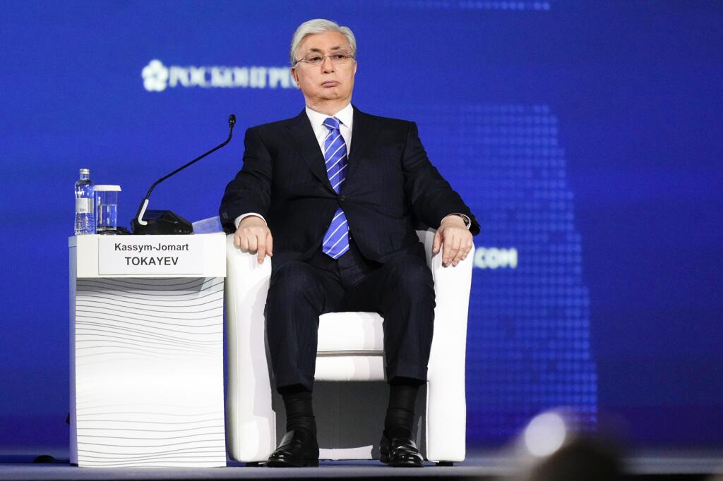 WA 25 Petrohrad - Kazašský prezident Kasym-Žomart Tokajev sedí počas Medzinárodného ekonomického fóra v Petrohrade v piatok 17. júna 2022. Kazachstan s najväčšou pravdepodobnosťou neuzná samozvanú separatistickú Doneckú ľudovú republiku (DĽR) a Luhanskú ľudovú republiku (LĽR) za nezávislé štáty. Na Medzinárodnom ekonomickom fóre v Petrohrade to počas diskusie so šéfom Kremľa Vladimirom Putinom povedal kazašský prezident  Tokajev. FOTO TASR/AP


Kazakhstan's President Kassym-Jomart Tokayev attend