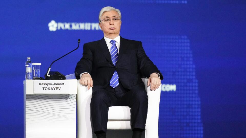 WA 25 Petrohrad - Kazašský prezident Kasym-Žomart Tokajev sedí počas Medzinárodného ekonomického fóra v Petrohrade v piatok 17. júna 2022. Kazachstan s najväčšou pravdepodobnosťou neuzná samozvanú separatistickú Doneckú ľudovú republiku (DĽR) a Luhanskú ľudovú republiku (LĽR) za nezávislé štáty. Na Medzinárodnom ekonomickom fóre v Petrohrade to počas diskusie so šéfom Kremľa Vladimirom Putinom povedal kazašský prezident Tokajev. FOTO TASR/AP
Kazakhstan's President Kassym-Jomart Tokayev attend