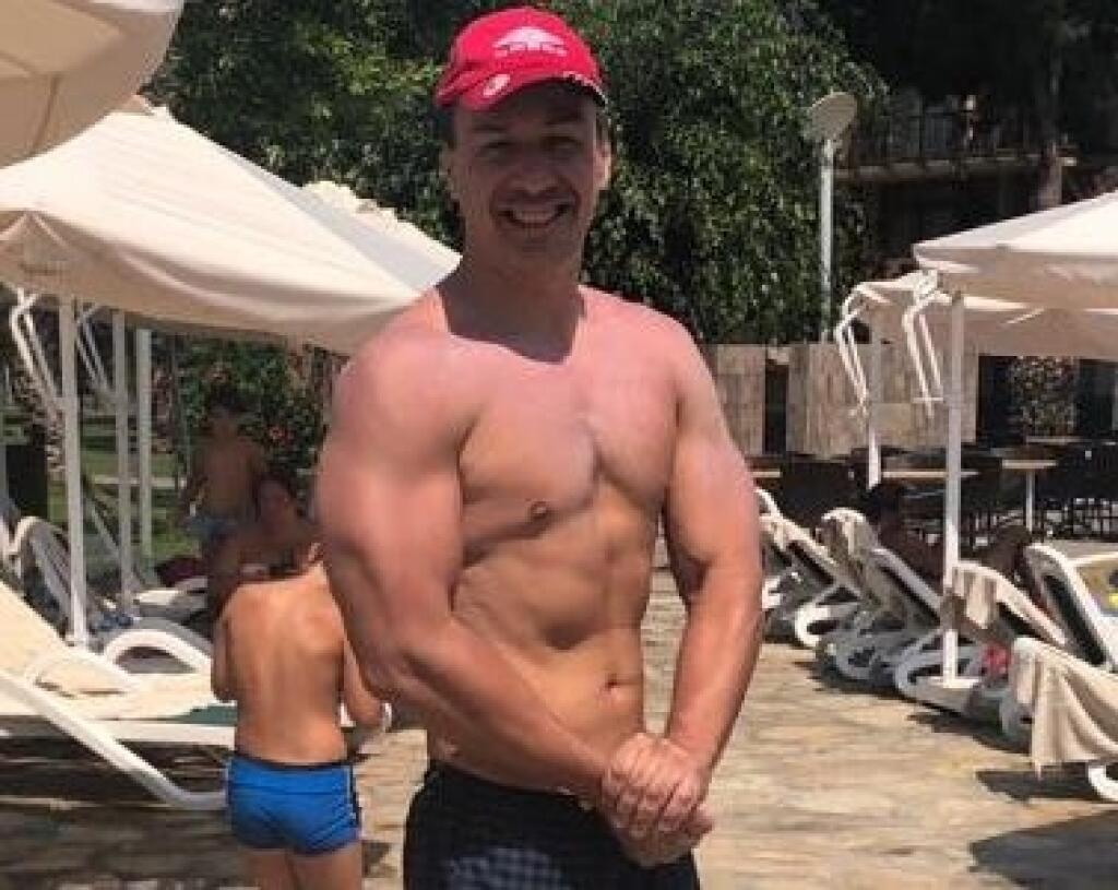 Erik Tomáš (HLAS - sociálna demokracia) pózuje ako kulturista.