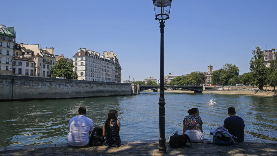 JB 22 Paríž - Ľudia sa osviežujú v tieni pri brehu Seiny počas horúceho dňa v Paríži 25. júna 2020. FOTO TASR/AP
People cool off in the shade along the Seine river during a hot summer day in Paris, Thursday, June 25, 2020. (AP Photo/Michel Euler)