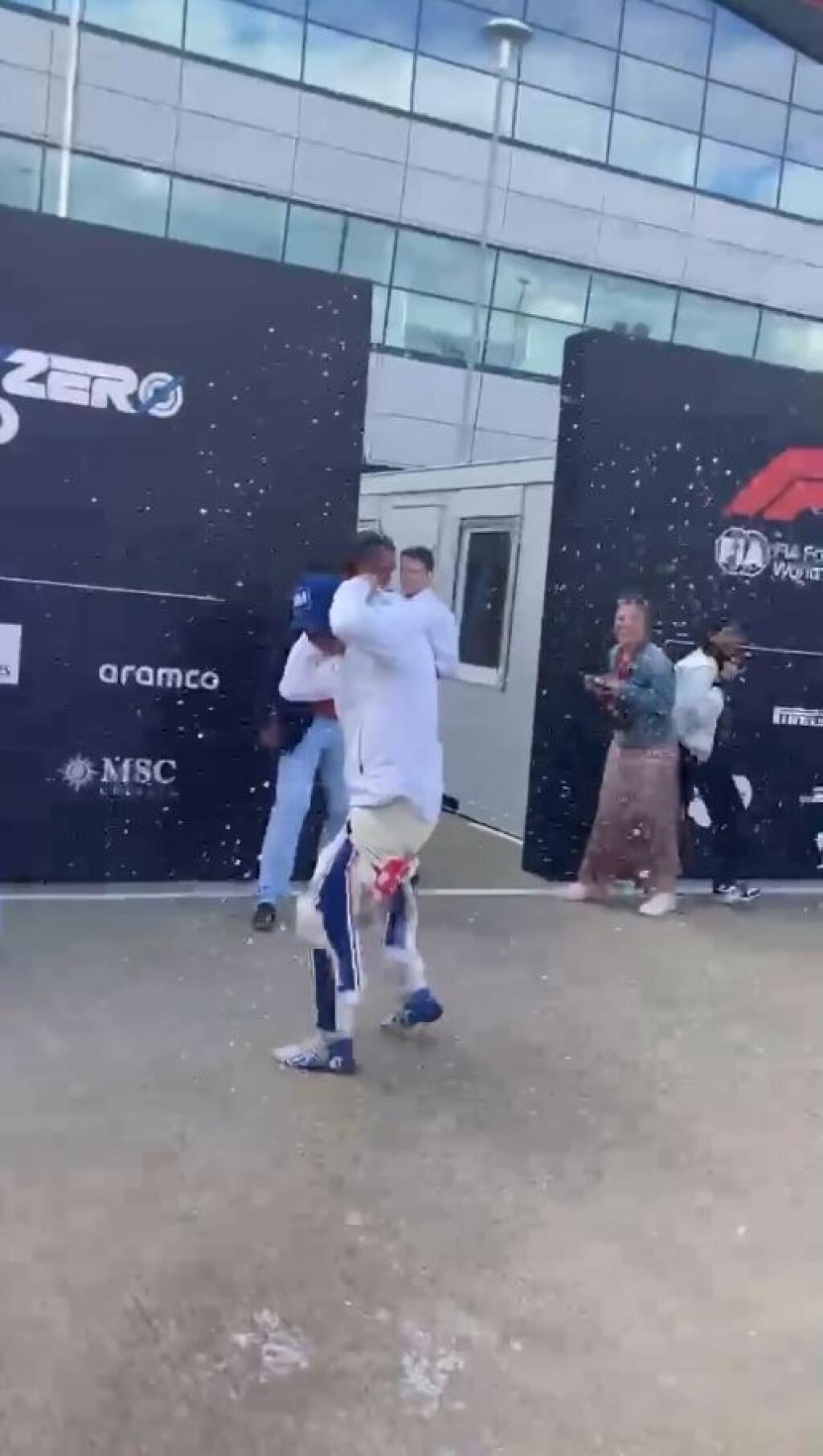 Na VC Veľkej Británie nechýbala ani sestra Micka Schumachera Gina. Tá mala z prvých bodov svojho brata v F1 obrovskú radosť. Oslavovala šampanským, ktorým zaútočila na brata.