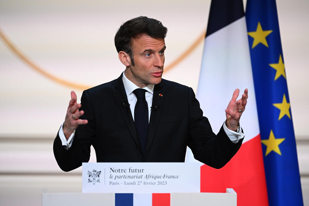 WA 41 Paríž - Francúzsky prezident Emmanuel Macron gestikuluje počas prejavu pred návštevou 
krajiín strednej Afriky v Elyzejskom paláci v Paríži v pondelok 27. februára 2023. Macron predstavil  hospodársku a vojenskú stratégiu svojej krajiny v Afrike na najbližšie roky, keďže vplyv Francúzska na tomto kontinente výrazne klesá. Macron v stredu 1. marca začína turné po štyroch krajinách strednej Afriky, v rámci ktorej navštívi Gabon, Angolu, Konžskú republiku a Konžskej demokratickú republiku. FO
