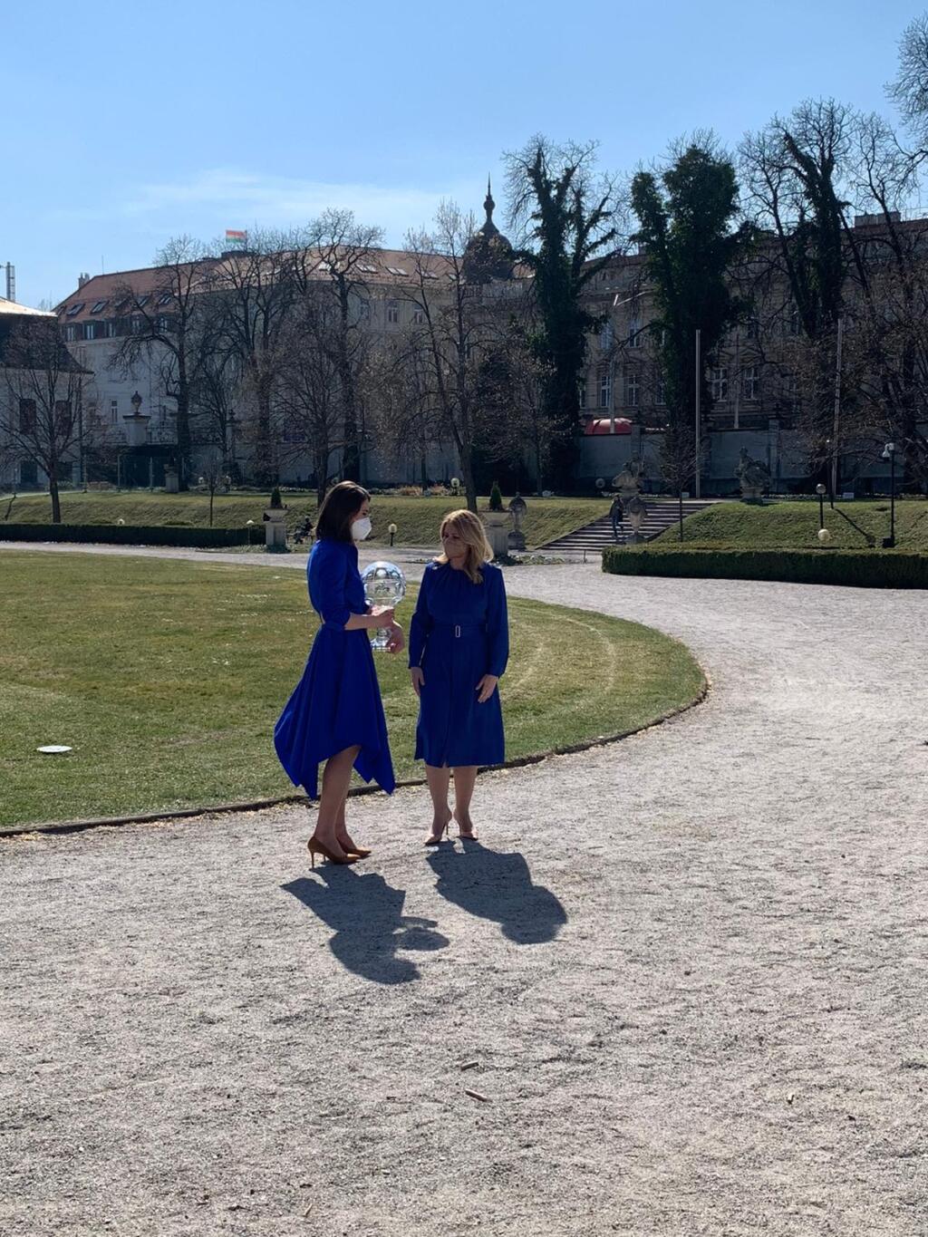 Petra Vlhová a prezidentka Zuzana Čaputová sa spoločne prešli aj po záhrade.