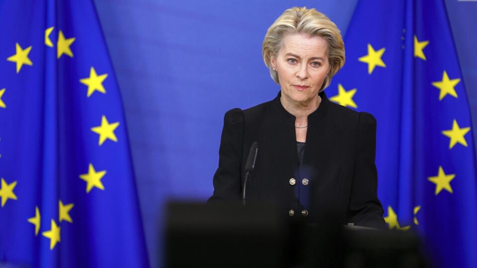 JB 23 Brusel - Predsedníčka Európskej komisie Ursula von der Leyenová počas tlačovej konferencie k úmrtiu predsedu Európskeho parlamentu (EP) Davida Sassoliho, ktorý zomrel vo veku 65 rokov, v sídle EÚ v Bruseli 11. januára 2022. Predstavitelia európskych inštitúcií aj európski politici v utorok ráno využili sociálne siete, aby reagovali na úmrtie predsedu Európskeho parlamentu (EP) Davida Sassoliho, ktorý zomrel vo veku 65 rokov. Ako jedna z prvých reagovala predsedníčka Európskej komisie (EK)