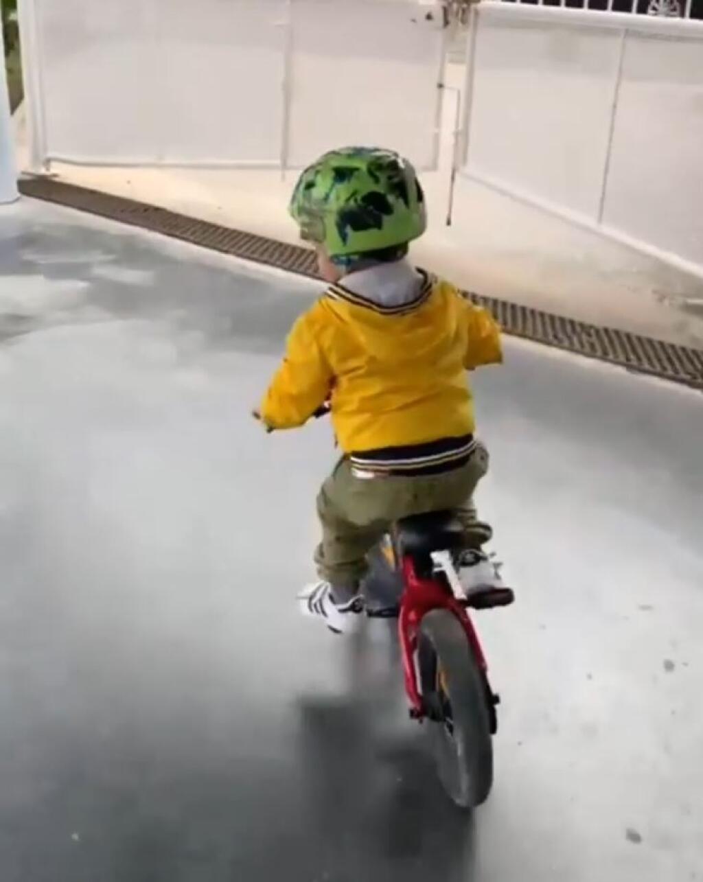 Tourminátor tak Marlona môže zdokonaľovať v bicyklovaní a Saganovi juniorovi to ide od ruky, resp. od nôh, čo dokázal na videu, ktoré uverejnil trojnásobný majster sveta.