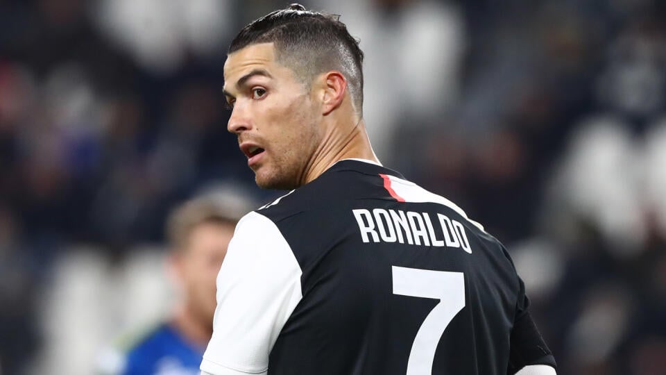 Cristiano Ronaldo opäť rozvíril hladiny a vyvolal diskusie o jeho orientácii. Fanúšikovia o ňom opäť hovoria, že je gay. Tieto dôkazy im to majú potvrdiť. Sledujte v GALÉRII.