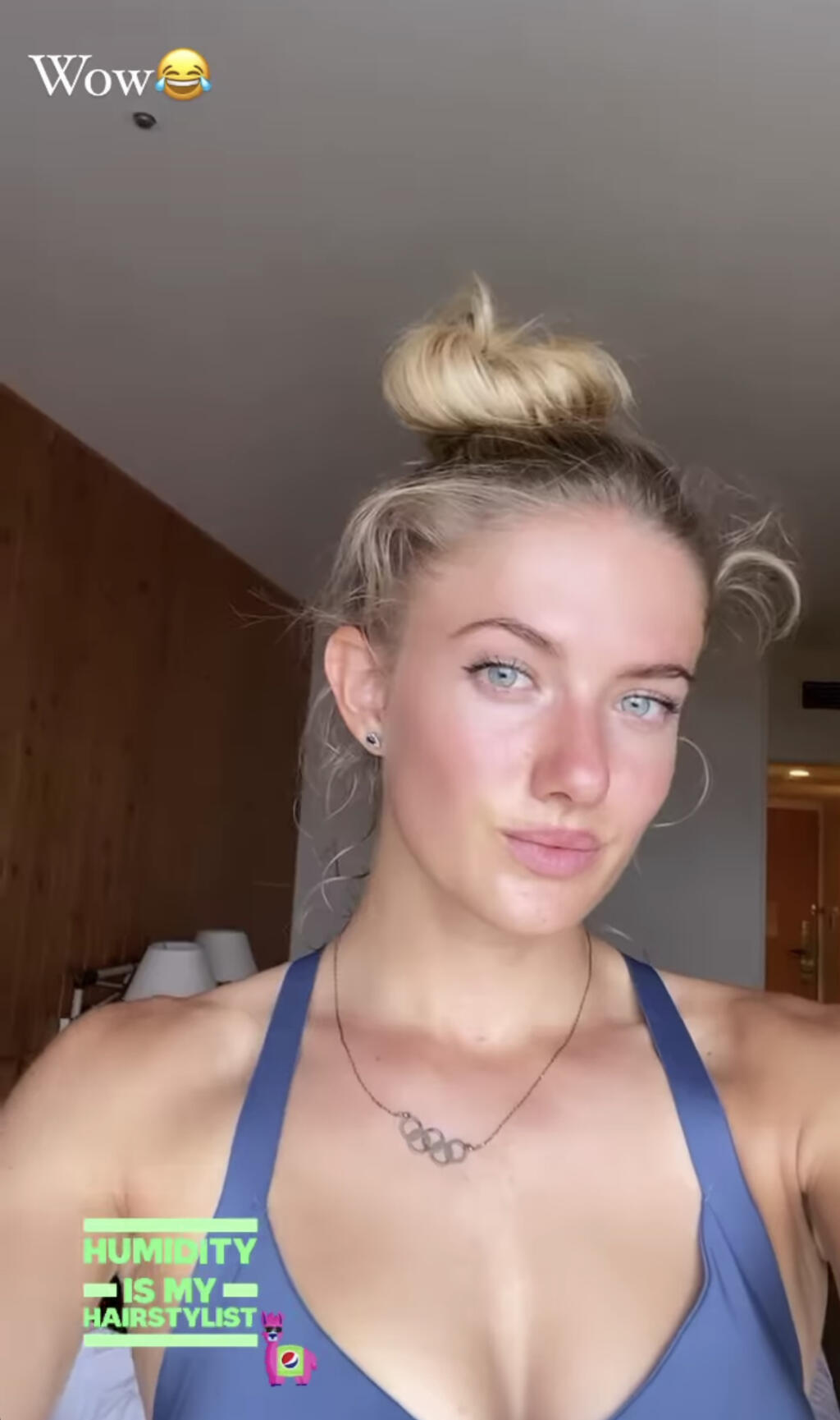 Alice odhalila fanúšikom z hotelovej izby svoju originálnu retiazku s olympijskými kruhmi.