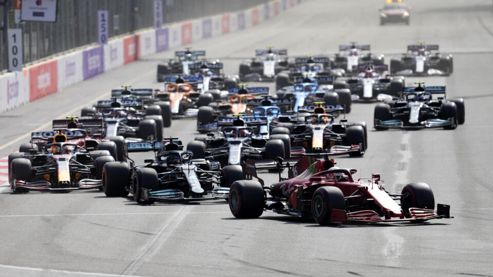 JB 17 Baku - Monacký jazdec F1 na Ferrari Charles Leclerc (uprostred) po štarte nedeľňajšej Veľkej ceny Azerbajdžanu formuly 1 na okruhu One city v Baku 6. júna 2021. FOTO TASR/AP

Ferrari driver Charles Leclerc of Monaco, center, steers his car during the Formula One Grand Prix at the Baku Formula One city circuit in Baku, Azerbaijan, Sunday, June 6, 2021. (AP Photo/Darko Vojinovic)