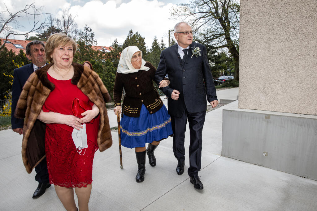 Svadba Gabriely Drobovej a Karola Rumana v Bratislave. Na snímke mama Gabriely Drobovej a jej babka.