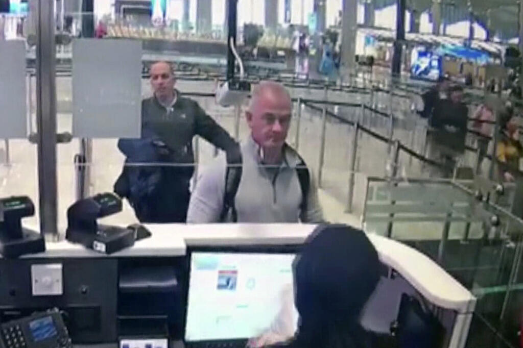 Na snímke z bezpečnostnej kamery Michael L. Taylor (uprostred) a George-Antoine Zayek na pasovej kontrole na letisku v Istanbule 30. decembra 2019.