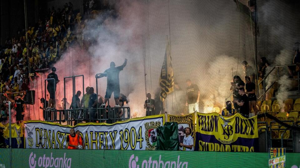 Na tribúny si našlo cestu vyše 6 000 fanúšikov, ktorí však nedodržiavali bezpečnostné opatrenia úplne podľa predstáv.