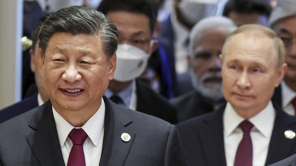 JB 21 Samarkand - Čínsky prezident Si Ťin-pching (vľavo) a ruský prezident Vladimir Putin kráčajú počas summitu Šanghajskej organizácie pre spoluprácu (SCO) v uzbeckom meste Samarkand 16. septembra 2022. FOTO TASR/AP
Chinese President Xi Jinping, left, and Russian President Vladimir Putin, walk to attend the Shanghai Cooperation Organisation (SCO) summit in Samarkand, Uzbekistan, Friday, Sept. 16, 2022. (Sergei Bobylev, Sputnik, Kremlin Pool Photo via AP)