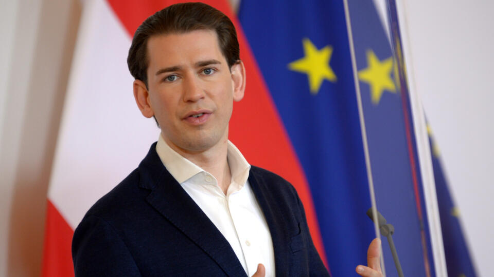 EBE 26 Viedeň - Rakúsky kancelár Sebastian Kurz informuje médiá o situácii v súvislosti s pandémiou nového koronavírusu vo Viedni v pondelok 4. mája 2020. FOTO TASR/AP
Austrian Chancellor Sebastian Kurz briefs the media about the coronavirus situation in Vienna, Austria, Monday, May 4, 2020. (Herbert Pfarrhofer/Pool via AP)