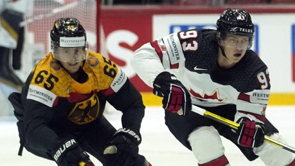 WA 9 Helsinki - Kanadský hokejista Kent Johnson (uprostred) a hráč Nemecka Marc Michaelis (vľavo) bojujú o puk v zápase základnej A-skupiny Nemecko - Kanada na 85. majstrovstvách sveta v ľadovom hokeji v Helsinkách v piatok 13. mája 2022. Johnson sa stal iba štvrtým hokejistom, ktorému sa podarilo v jednom roku skórovať na MS juniorov, svetovom šampionáte dospelých i na olympijských hrách. Hráč Columbusu sa v piatok presadil v zápase A-skupiny s Nemeckom pri víťazstve 5:3. FOTO TASR/AP
Marc Mic