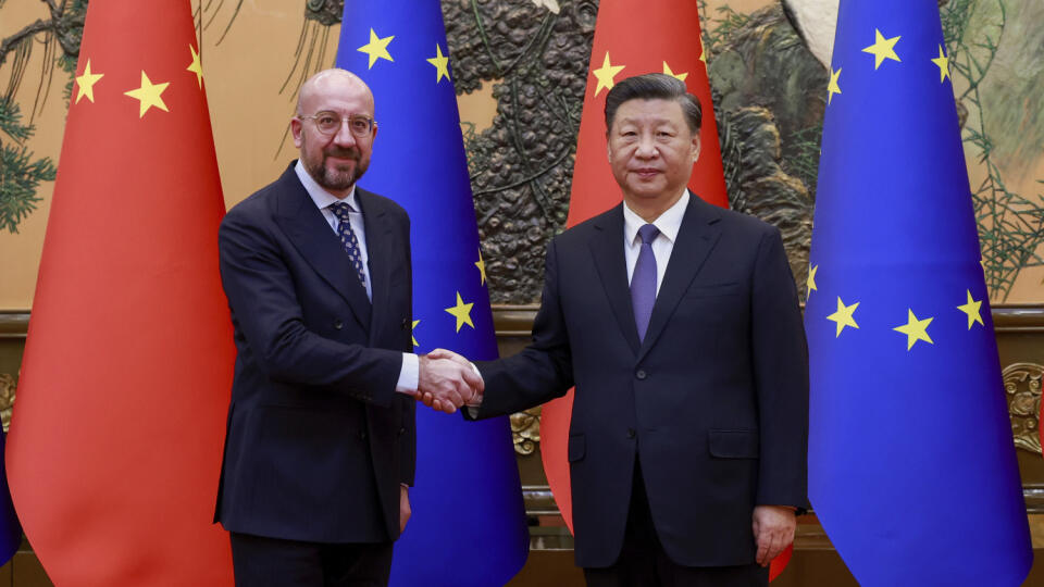 JB 21 Peking - Predseda Európskej rady Charles Michel (vľavo) si podáva ruku s čínskym prezidentom Si Ťin-pchingom pred ich stretnutím v Pekingu 1. decembra 2022. FOTO TASR/AP
In this photo released by Xinhua News Agency, Chinese President Xi Jinping, right, shakes hands with European Council President Charles Michel before their meeting at the Great Hall of the People in Beijing, Thursday, Dec. 1, 2022. (Ding Lin/Xinhua via AP)