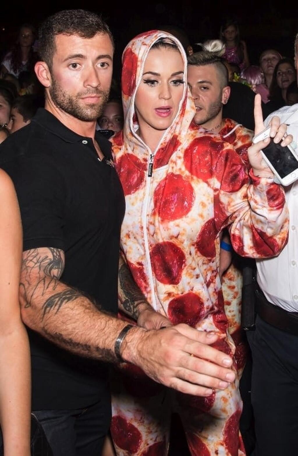 Speváčku Katy Perry ochraňuje aj takýto fešák...