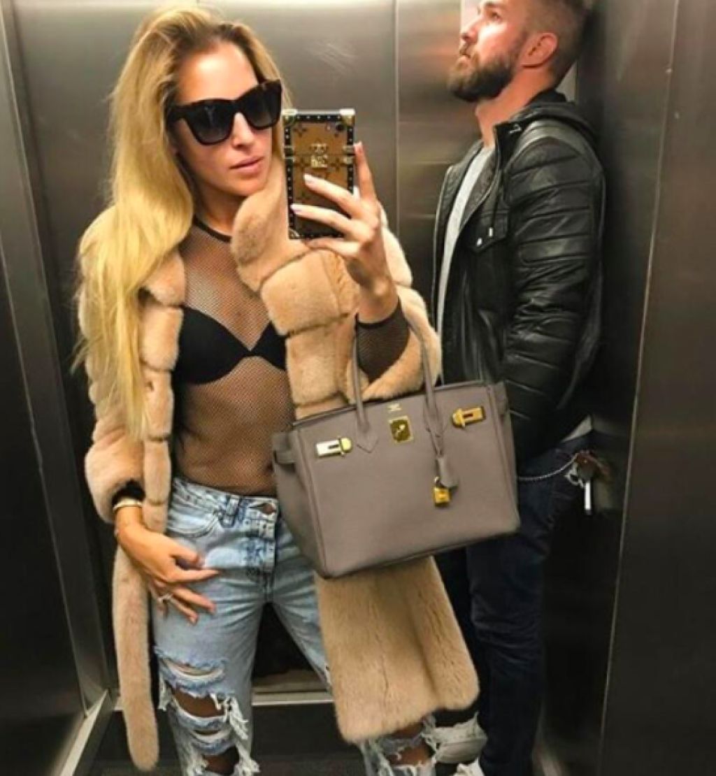 Hermès Birkin v šedom prevedení stojí približne 25-tisíc.
