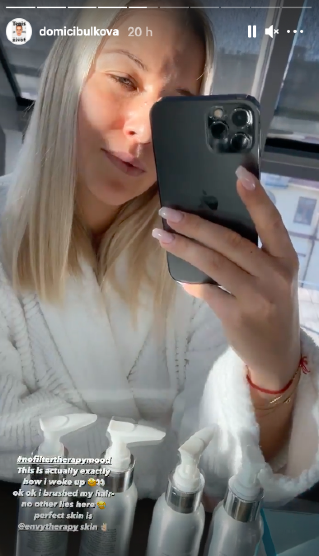 Fanúšikom sa nezabudla pripomenúť aj so skrášľovacými prípravkami.