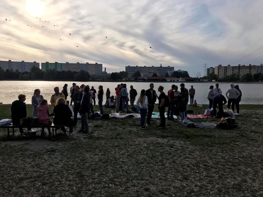Krst cirkvi vyzerá naozaj netradične -zatiaľ čo sa v kresťanstve symbolicky leje voda, v Apoštolskej cirkvi predstaviteľ spoločenstva potopí človeka do vody vlastnými rukami. Urobili tak aj tohto roku na bratislavskom Draždiaku.