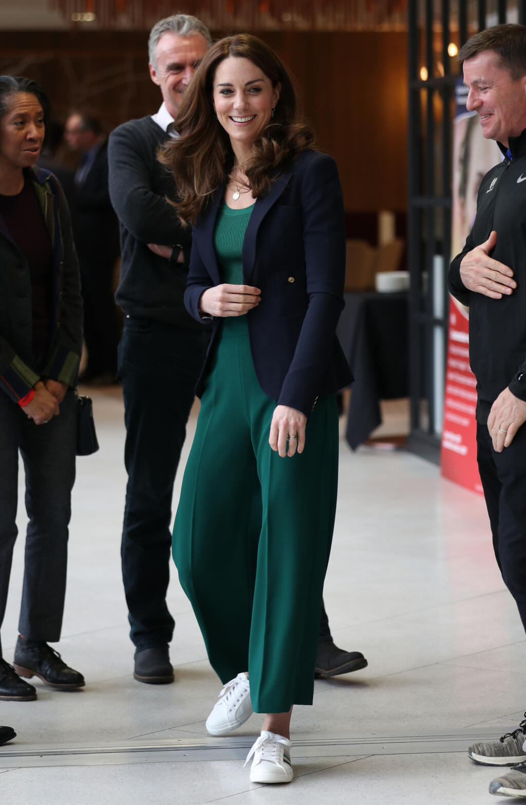 Nenútená elegancia v podaní Catherine - borovicovozelený elegantný overal a k nemu biele tenisky.