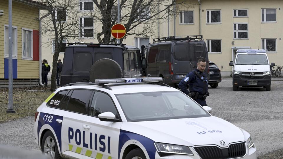 KK24 Vantaa - Na snímke policajti na mieste streľby na základnej škole Viertola vo Vantaa vo Fínsku 2. apríla 2024. Fínska polícia hlásila v utorok ráno streľbu v škole pri hlavnom meste Helsinki. Zranených je niekoľko ľudí, podozrivého polícia zadržala. FOTO TASR/AP
Police officers and vehicles at the scene of Viertola comprehensive school, in Vantaa, Finland, Tuesday, April 2, 2024. Finnish police say a number of people were wounded in a shooting at a school outside Helsinki and a suspect was