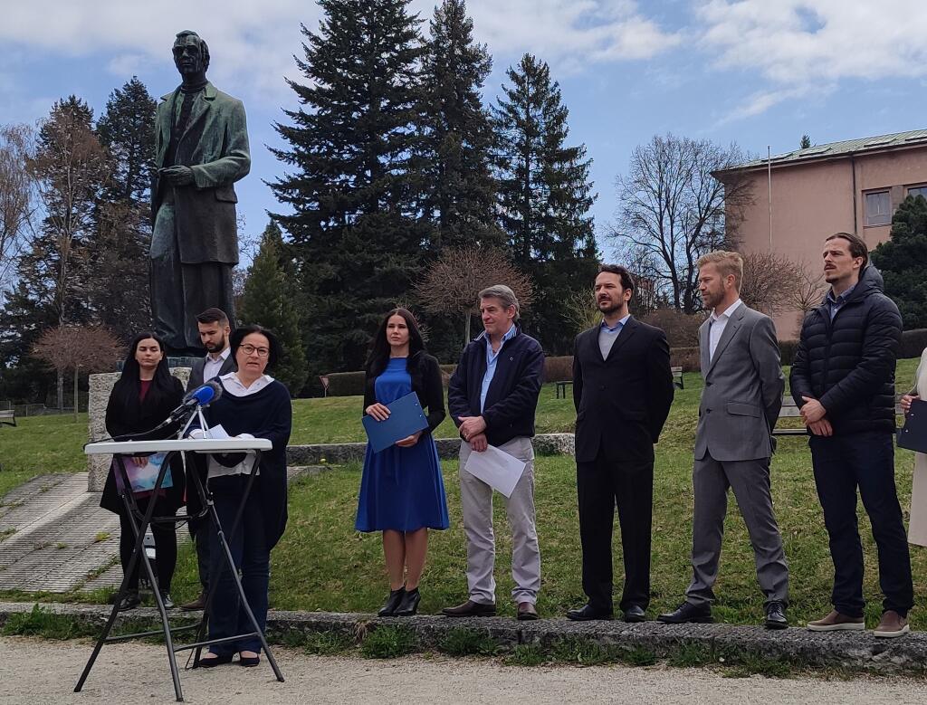 Adam Žilák (prvý sprava) chce skúsiť šťastie aj v politike, na športe v jeho rodnom Martine mu záleží.
