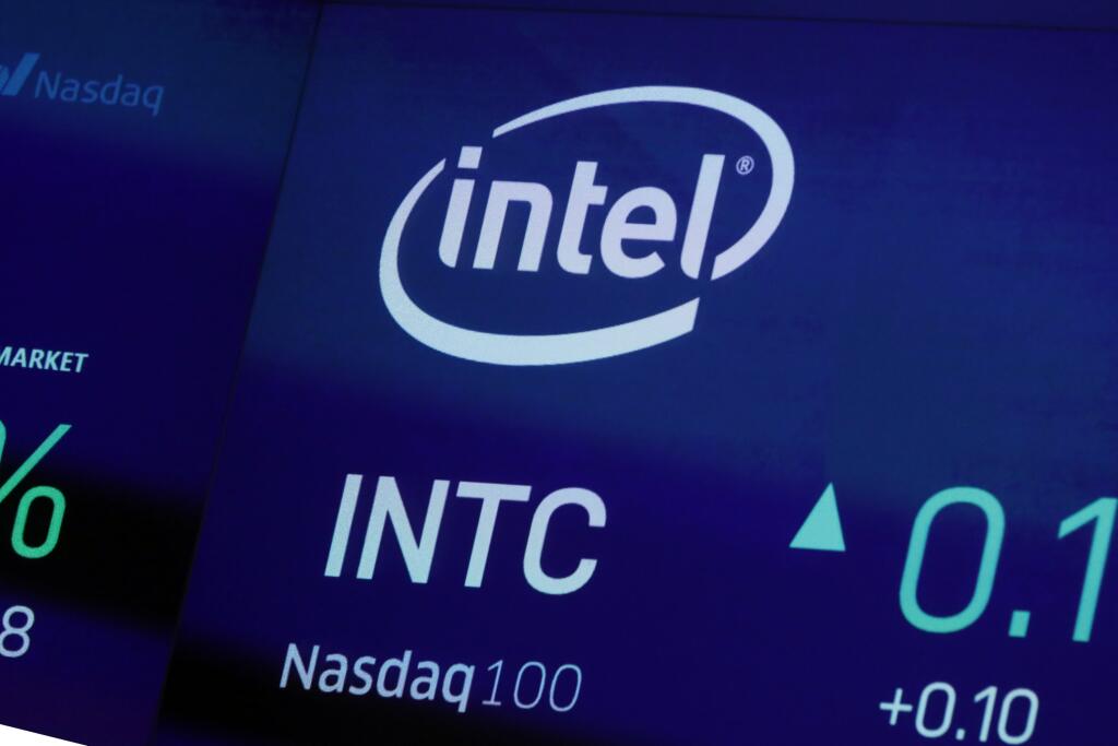 KK1 archív New York - Na archívnej snímke z 1. októbra 2019 symbol spoločnosti Intel v New Yorku. Intel investuje 20 miliárd USD (17,64 miliardy eur) do dvoch nových prevádzok v Ohiu na výrobu čipov, uviedla v piatok 21. januára 2022 americká spoločnosť. To je prvý krok k vytvoreniu megazávodu, ktorý by zahŕňal osem výrobných prevádzok, s celkovou investíciou 100 miliárd USD. FOTO TASR/AP
FILE - In this Oct. 1, 2019, file photo the symbol for Intel appears on a screen at the Nasdaq MarketSite, i