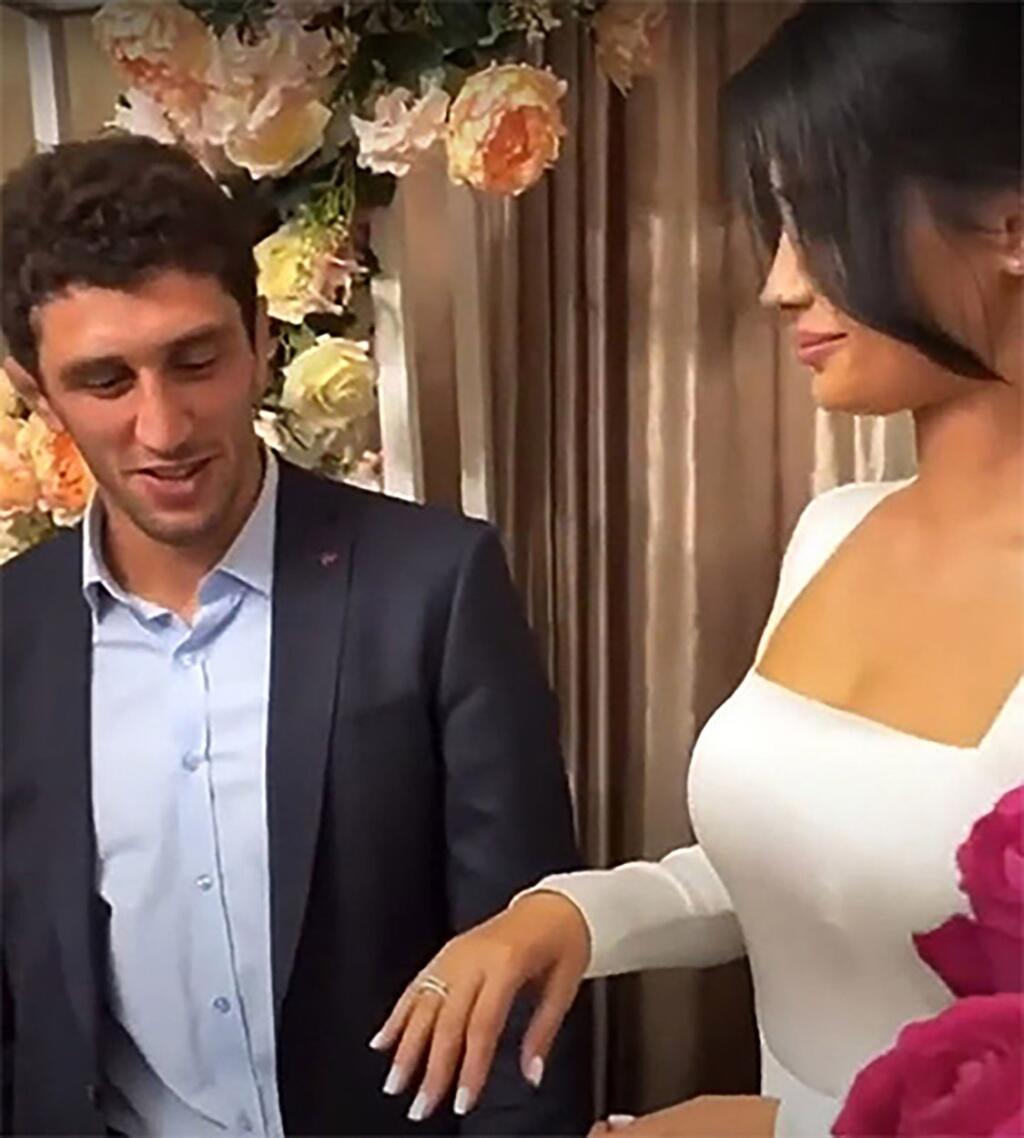 Sidakov a Madina si povedali áno a bavili sa na spoločnej svadobnej hostine.