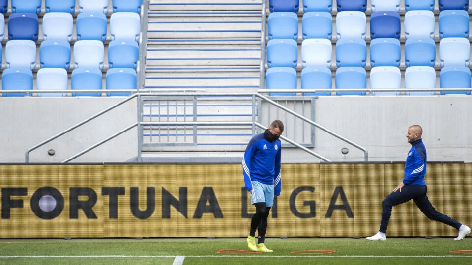 Futbalisti ŠK Slovan Bratislava začali po predčasnom ukončení Fortuna ligy a zavedení opatrení proti šíreniu pandémie nového koronavírusu s tréningom v Bratislave 12. mája 2020. Na snímke sprava Vladimír Weiss ml. a Lukáš Pauschek. FOTO TASR - Martin Baumann