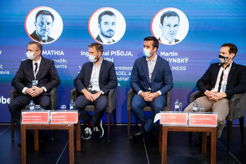 Vladimír Dvorový (vľavo), generálny riaditeľ, ProCare a Svet Zdravia, Jozef Mathia, investičný manažér, Penta Investments, Michal Pišoja, MPH, Predseda predstavenstva AGEL a.s.  a CEO AGEL SK a.s. a Martin Vlachynský, analytik, INESS