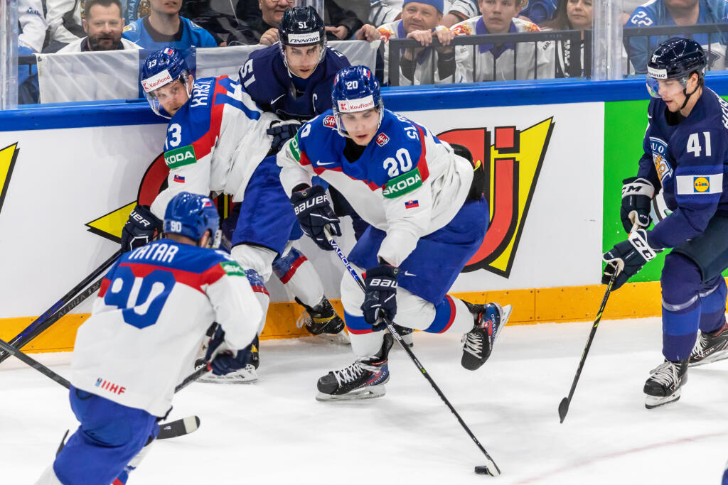 Na snímke je slovenský hokejista Juraj Slafkovský v priebehu štvrťfinálového zápasu s Fínskom na MS 2022 v Tampere.