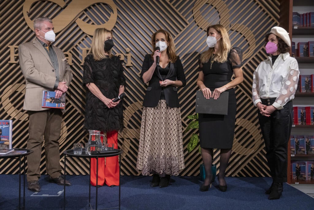 Krst knihy Emmy Tekelyovej ,, Byť ženou je úžasné “.
Na snímke Miloš Bubán, Emma Tekelyová, Karin Hajdu, Katarína Brychtová, Beáta Dubasová,