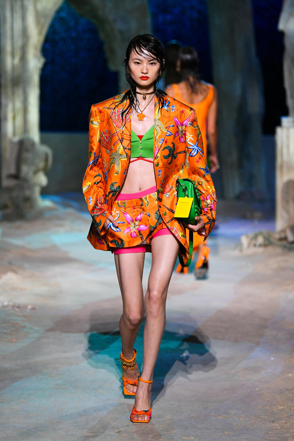 Versace: Šortkový kostým bude rafinovanou voľbou na leto.