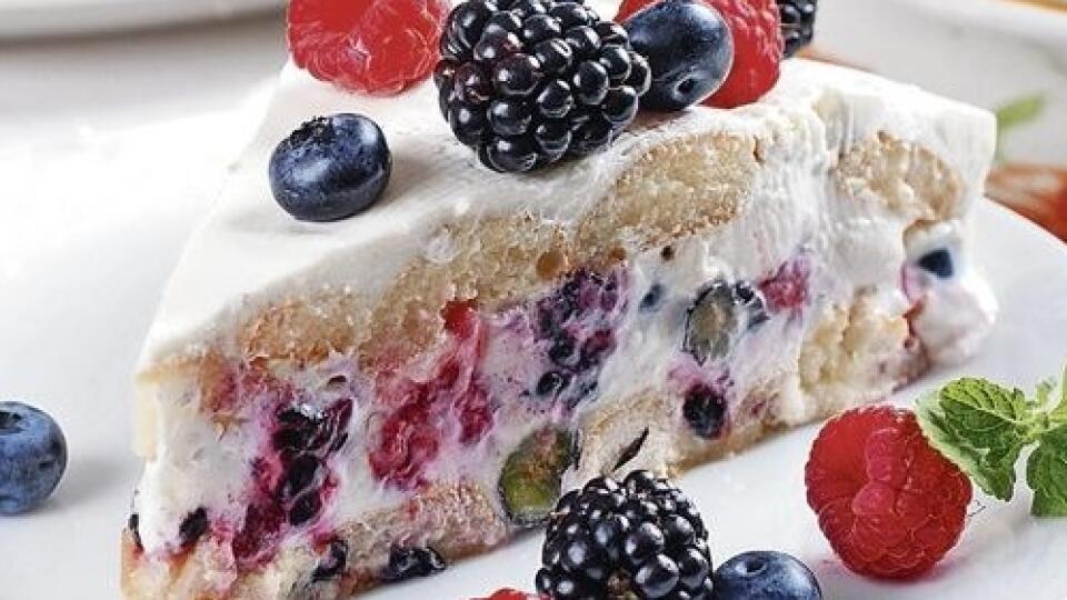 Nepečená smotanová torta s piškótami a lesným ovocím