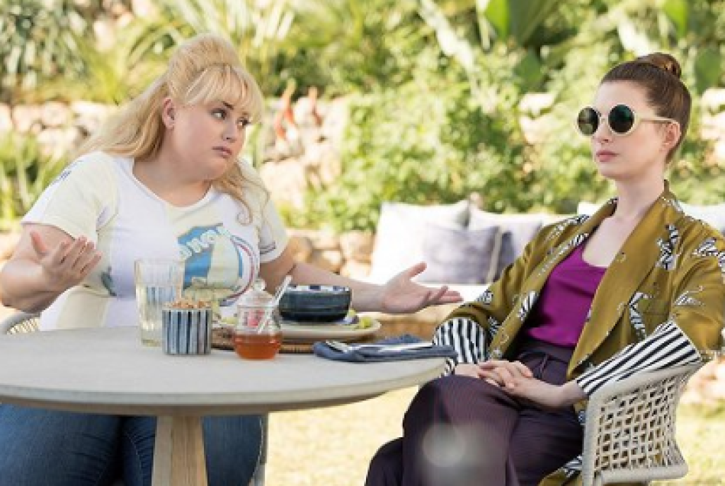Rebel Wilson a Anne Hathaway vo filme Podfukárky