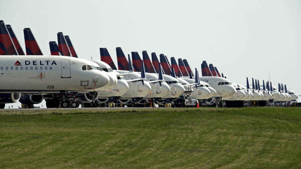 Desiatky lietadiel spoločnosti Delta Air Lines stoja na medzinárodnom letisku v americkom Kansas City