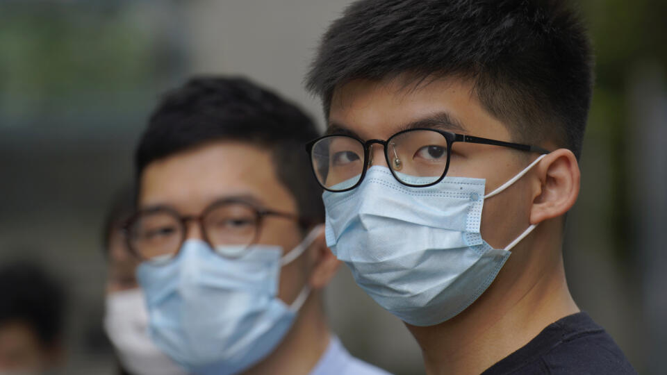 Hongkonskí prodemokratickí aktivisti Joshua Wong (vpravo) a Nathan Law (vľavo) počas tlačovej konferencie pred budovou hongkonskej Legislatívnej rady po druhom dni rokovaní pred avizovaným schvaľovaním zákona kriminalizujúceho urážanie čínskej štátnej hymny v Hongkongu vo štvrtok 28. mája 2020. FOTO TASR/AP