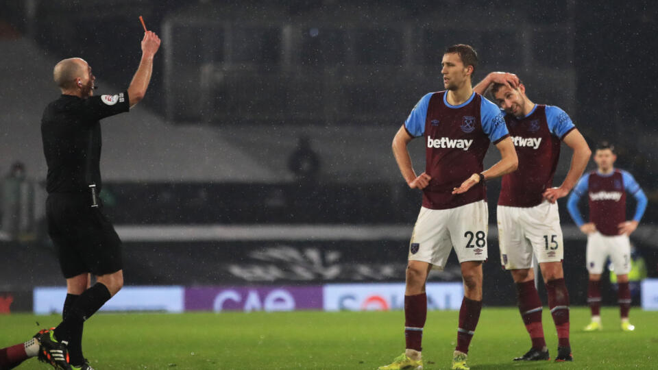 Rozhodca Mike Dean sa s český futbalistom nemaznal a v nadstavenom čase mu ukázal červenú kartu.