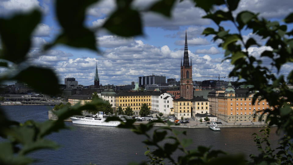 KK25 Štokholm - Na snímkepohľad na mesto Štokholm s radnicou (uprostred) počas slnečného počasia 27. júla 2023. FOTO TASR/AP
A view of the city with Stockholm City Hall, center, in Stockholm, Sweden, Thursday, July 27, 2023. (AP Photo/Pavel Golovkin)